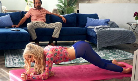 Brazzers Porn Hindi Hd Video | Blonde in leggings bends in front of fri
