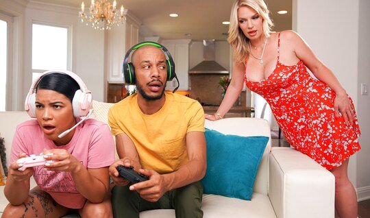 Brazzers Porn Desi Hd Video | Mom seduced her stepdaughters new boyfri